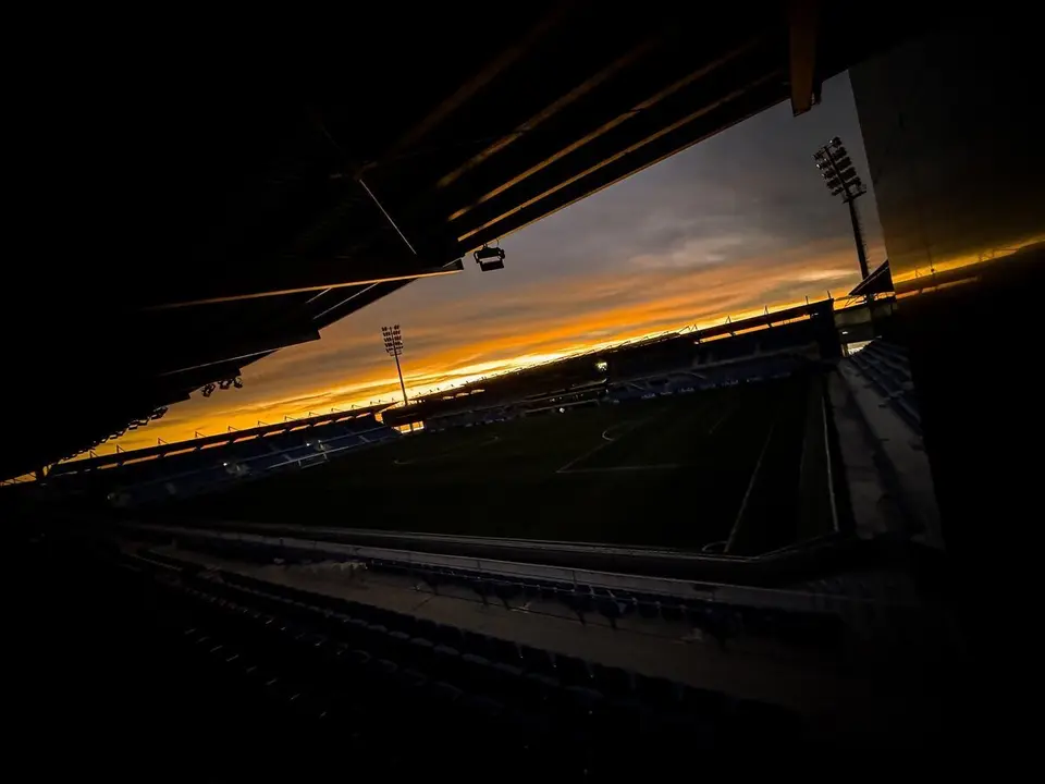 El ocaso del d&iacute;a en El Alcoraz. Foto: SD Huesca