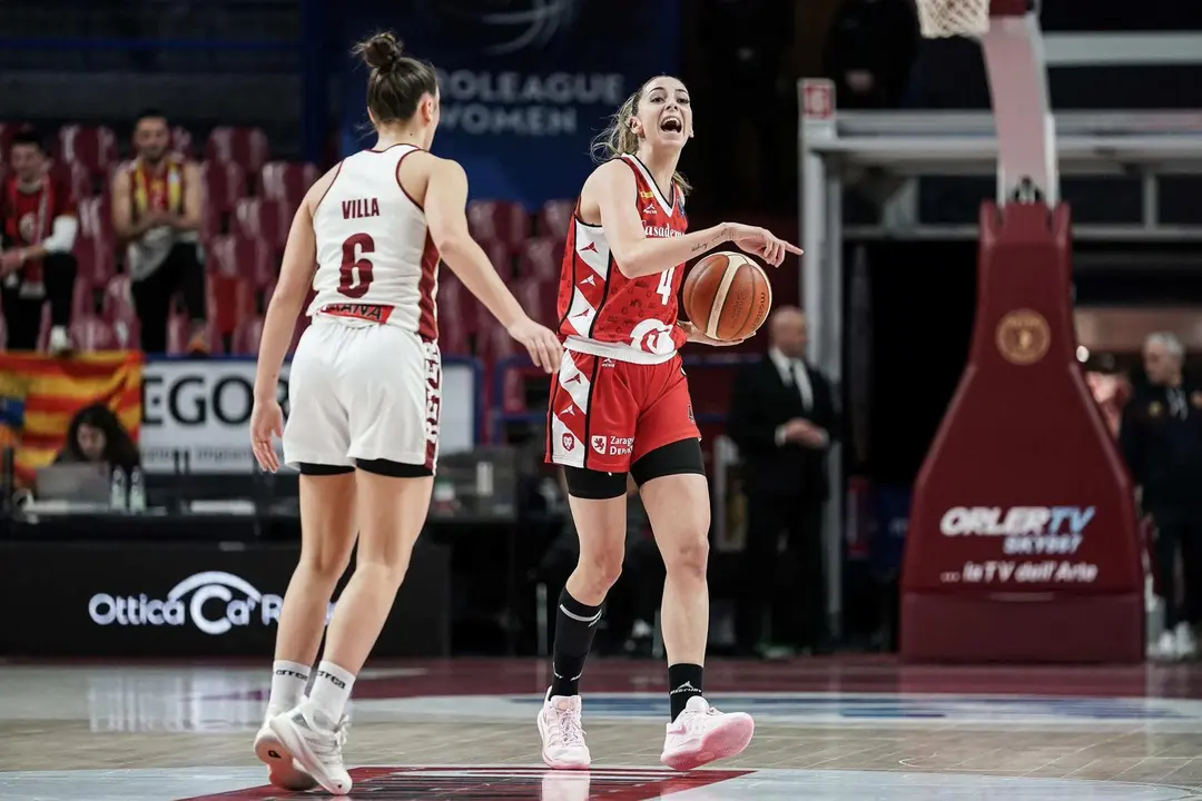 Mariona Ortiz, dirigiendo al Casademont Zaragoza ante el Reyer Venezia. Fotograf&iacute;a: FIBA.