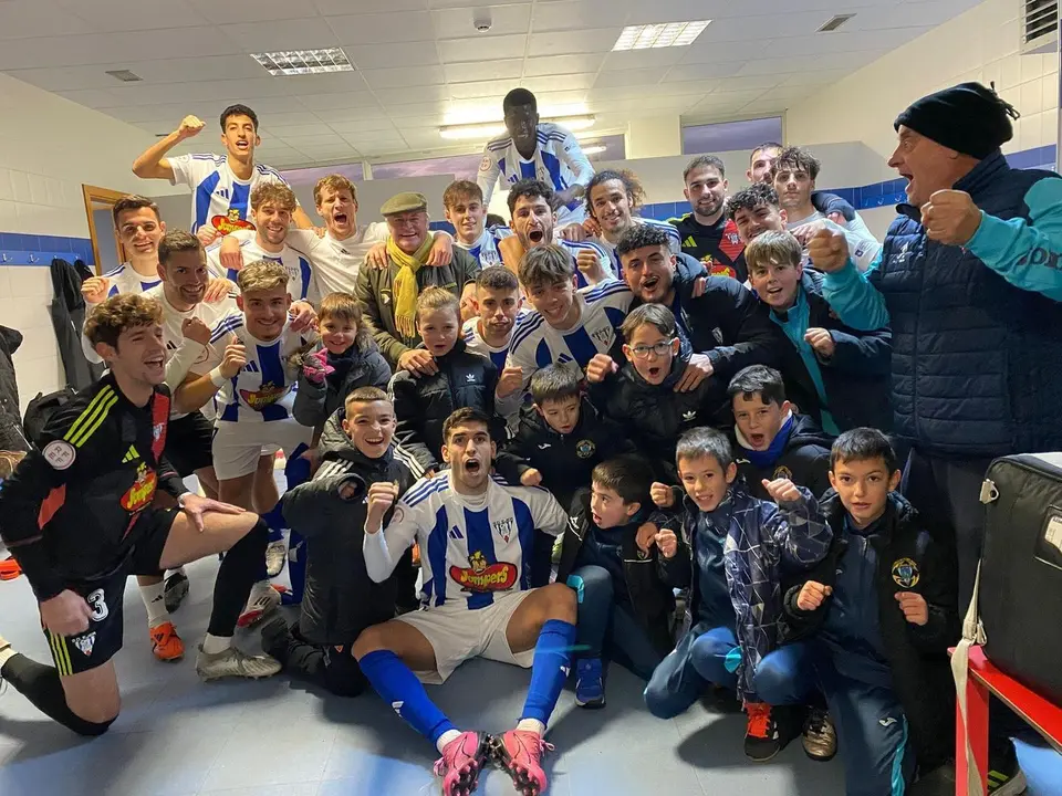 La SD Ejea festejando junto a algunos jugadores del filial y familiares el triunfo ante la Real Sociedad 'C'. Fotograf&iacute;a: X de la SD Ejea.