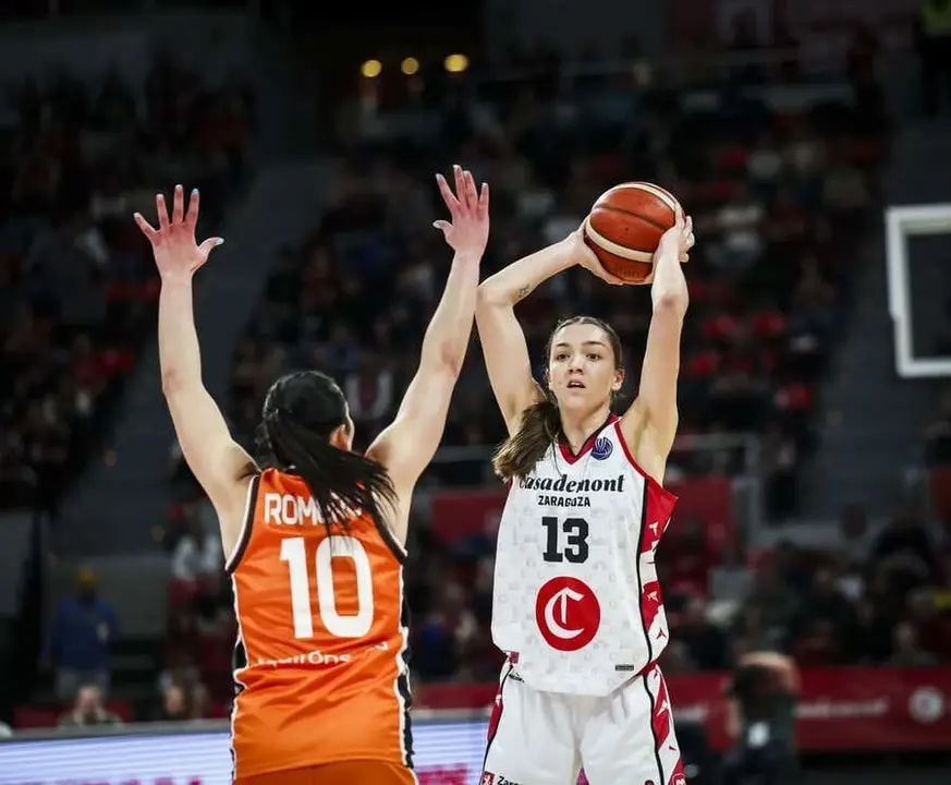 Helena Pueyo busca filtrar un pase ante Valencia Basket en el pasado encuentro de Euroliga. Fotograf&iacute;a: FIBA.
