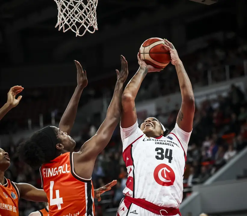 Markeisha Gatling, en el partido del mi&eacute;rcoles, finalizando bajo el aro ante Nadia Fingall. Fotograf&iacute;a: Casademont Zaragoza