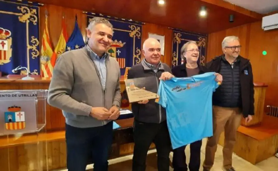 Juan Manuel recibiendo un reconocimiento en el Ayto. de Utrillas.