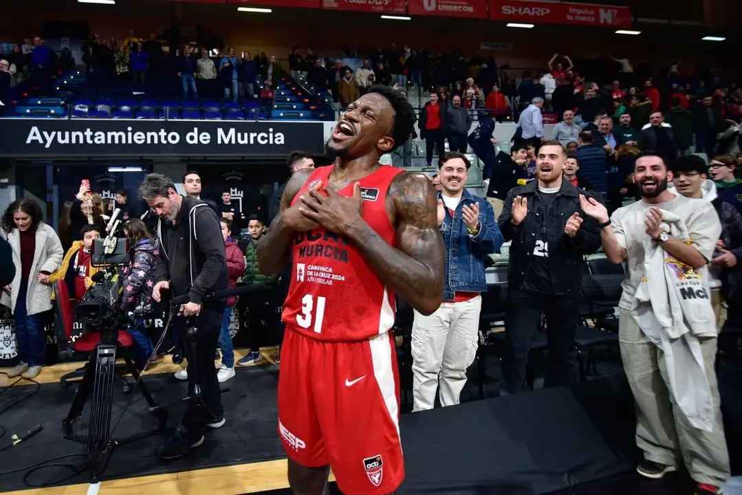 Dylan Ennis, en &eacute;xtasis tras anotar el triple vencedor ante el Covir&aacute;n Granada. Fotograf&iacute;a: X del UCAM Murcia.
