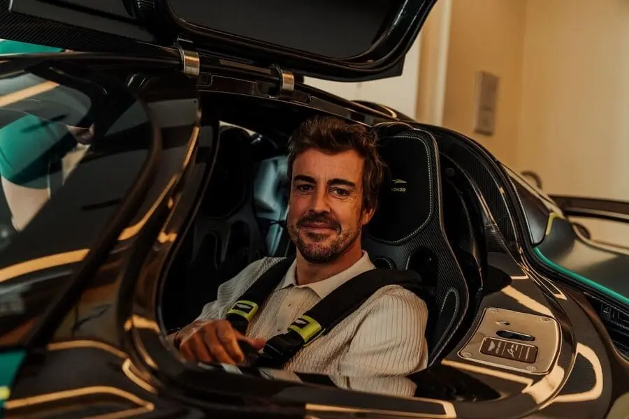 Fernando Alonso con el exclusivo Aston Martin Valkyrie. Foto: Aston Martin
