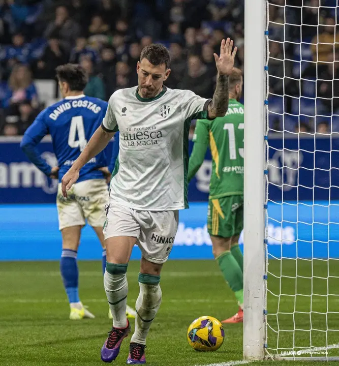 Sergi Enrich marcando un gol al Real Oviedo con la SD Huesca y pidiendo perd&oacute;n al ser su exequipo. Fotograf&iacute;a: LaLiga.