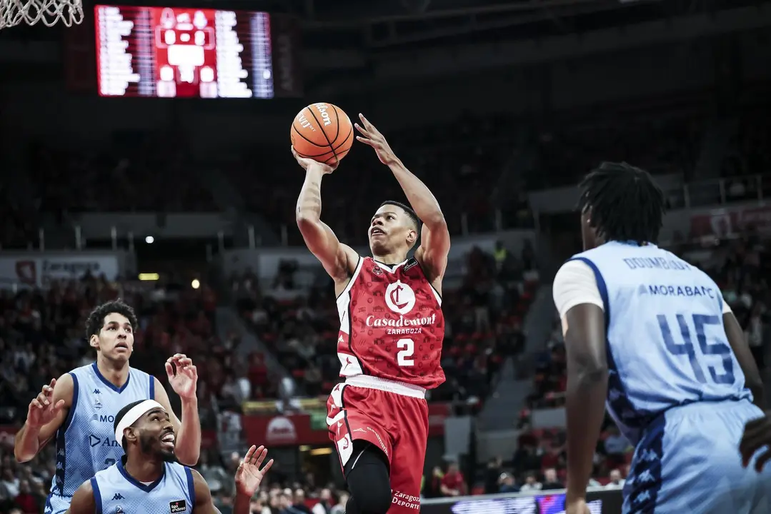 Trae Bell-Haynes, finalizando a canasta en la victoria ante Morabanc Andorra (80-68). Fotograf&iacute;a: Casademont Zaragoza