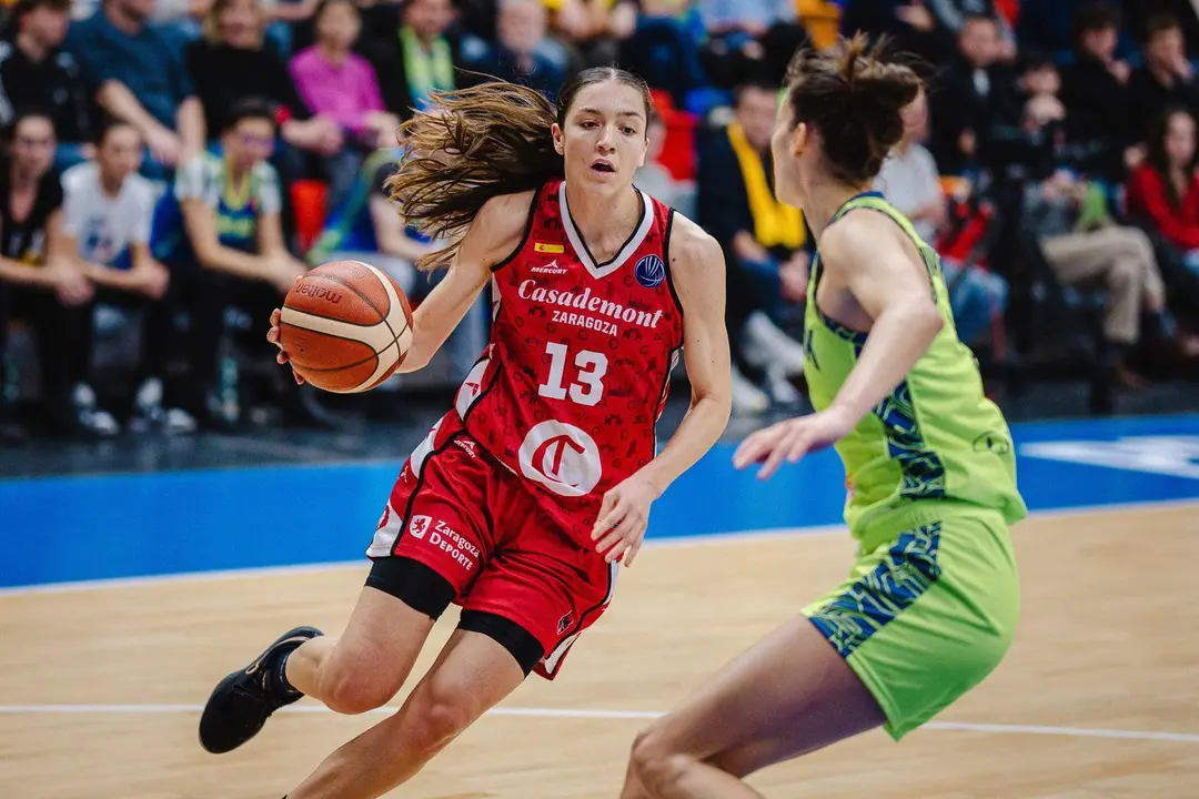 Helena Pueyo intenta zafarse de una rival ante el Praga. Fotograf&iacute;a: FIBA.