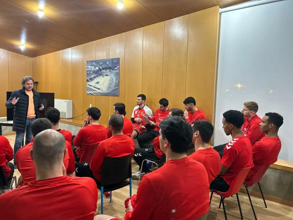 El Bada Huesca, durante el taller de integridad impartido por LaLiga. Fotograf&iacute;a: BM Huesca.