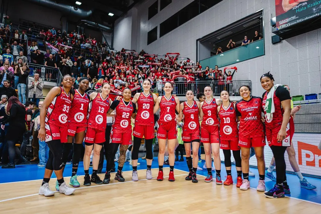 Las jugadoras del Casademont, con la Marea Roja detr&aacute;s, tras el partido en Praga. Fotograf&iacute;a: FIBA.
