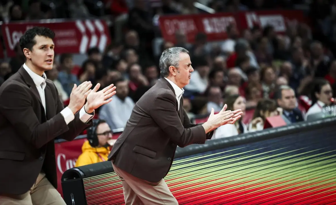 Porfirio Fisac dando &aacute;nimos al equipo ante Maroussi. Fotograf&iacute;a: FIBA.