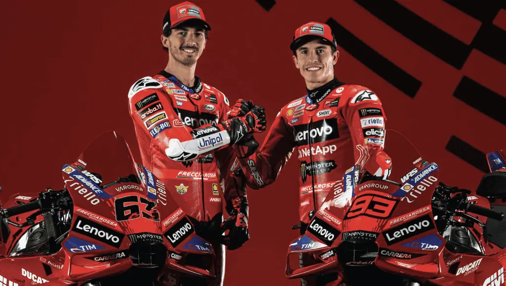 Bagnaia y Marc Marquez (dcha) posando con las motos del 2025. Foto: @ducaticorse