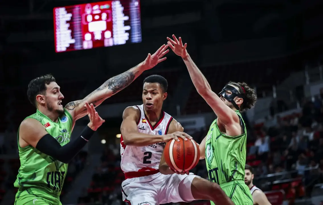 Trae Bell-Haynes intenta colarse ante el Tofas Bursa. Fotograf&iacute;a: FIBA.