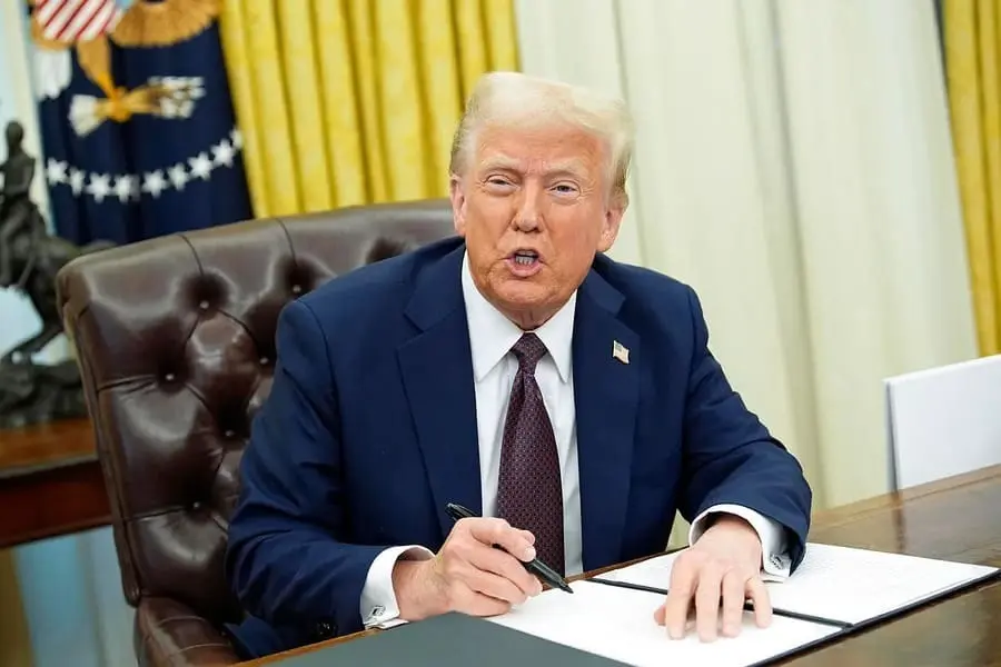 Donald Trump firmado un documento como presidente de los EEUU.