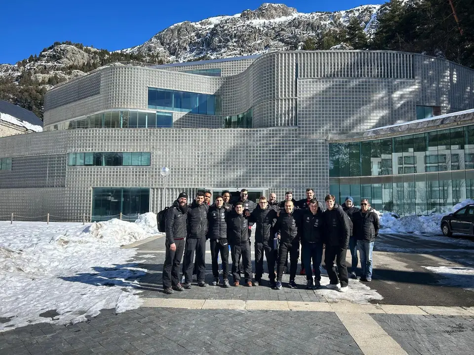 Jugadores y cuadro t&eacute;cnico del Bada Huesca durante su visita al Balneario de Panticosa. Foto: BM Huesca