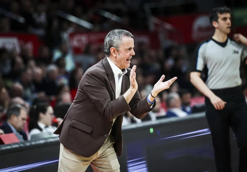 Porfi Fisac, muy activo durante un partido de esta temporada. Fotograf&iacute;a: Casademont Zaragoza
