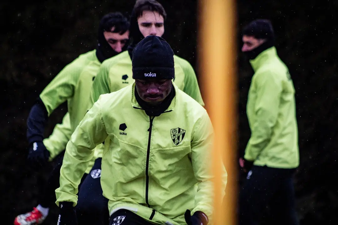 Patrick Soko realiza bajo el fr&iacute;o de Huesca un ejercicio en el entrenamiento. Foto: SD Huesca