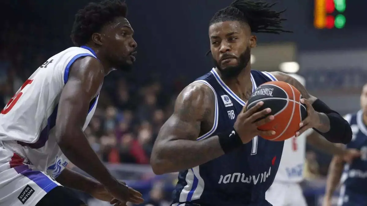Nate Watson, durante un partido con el Karditsas griego.