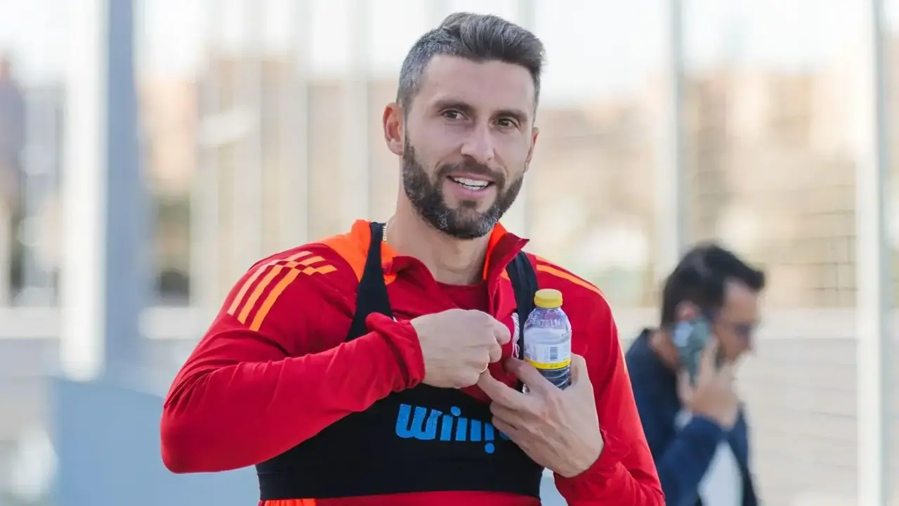 Borja Bast&oacute;n apunta al Huesca - Granada