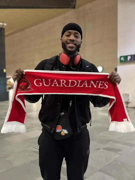 Nate Watson, reci&eacute;n llegado, en la Estaci&oacute;n Delicias, posando con la bufanda del Casademont Zaragoza. Fotograf&iacute;a: Casademont Zaragoza.