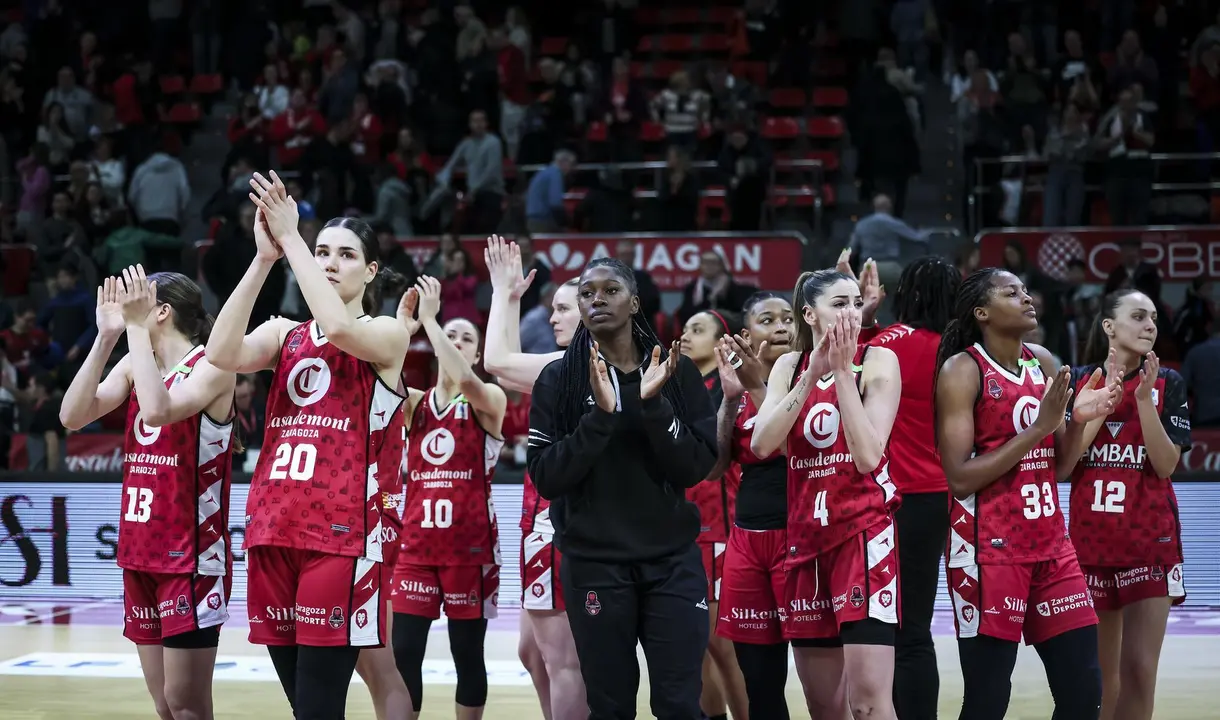 Las jugadoras rojillas agradecen el apoyo a la afici&oacute;n tras la derrota ante Celta. Fotograf&iacute;a: Casademont Zaragoza