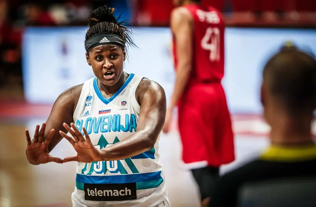 Shante Evans, nueva jugadora del Casademont  Zaragoza, durante un partido con Eslovenia. Fotograf&iacute;a: FIBA.