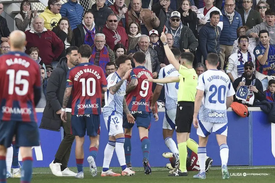 Expulsi&oacute;n de Ricard por agredir a Soko y que posiblemente cambi&oacute; el signo del encuentro. Foto: LaLiga
