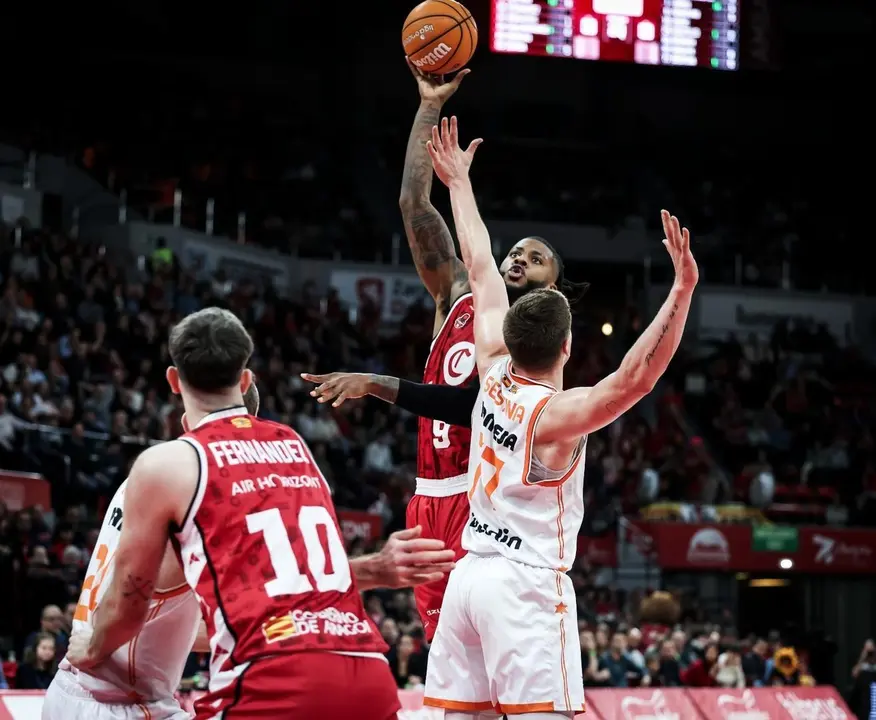 Nate Watson intenta anotar ante el Valencia Basket. Fotograf&iacute;a: ACB.