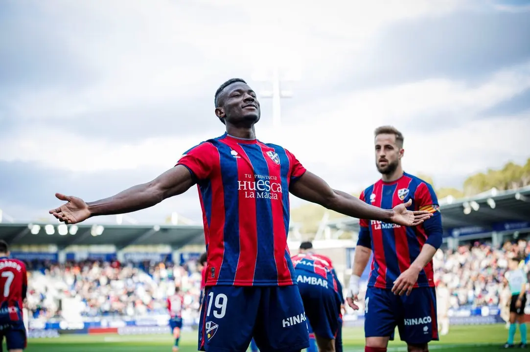 Soko celebra un gol con el Huesca en El Alcoraz. Foto: SDHuesca