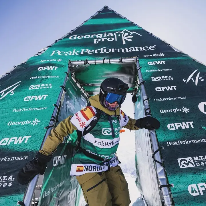 N&uacute;ria Cast&aacute;n durante el Freeride World Tour 2025. Fotograf&iacute;a: Bewolfish.