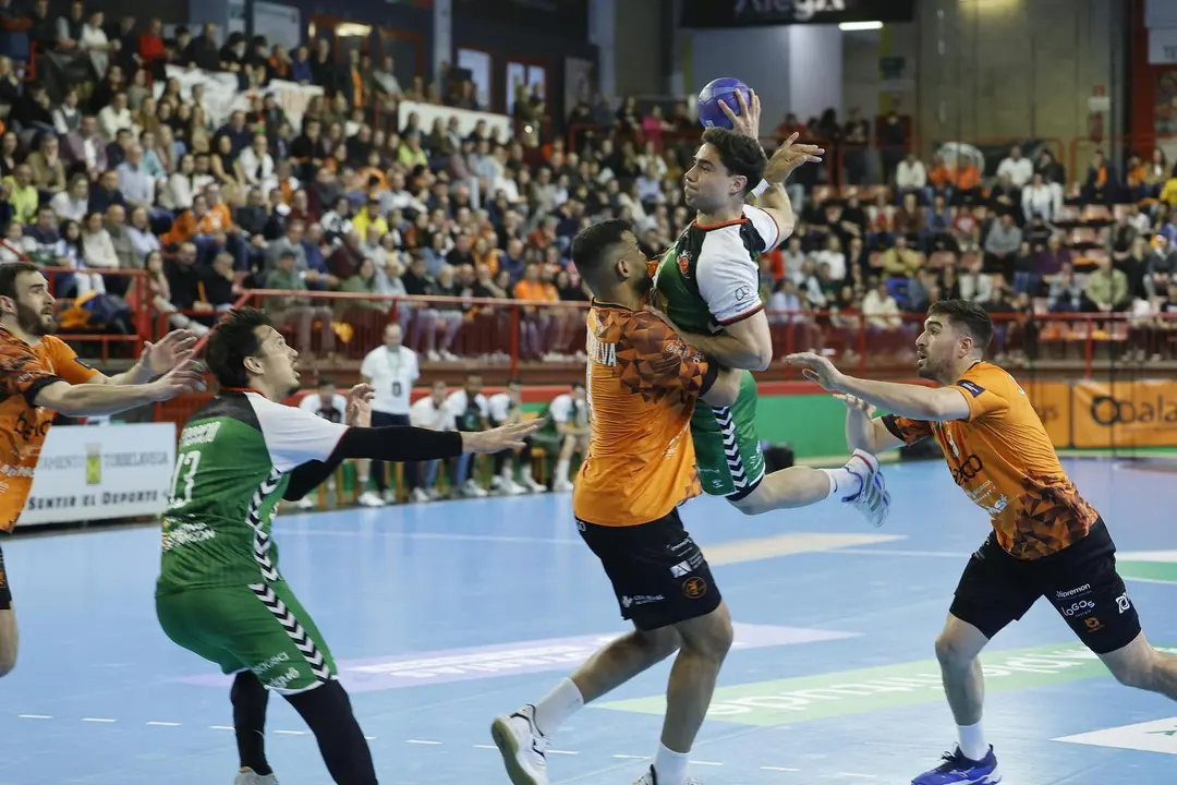Ignacio Su&aacute;rez intenta sobrepasar a la defensa de Torrelavega en el partido disputado sobre la pista c&aacute;ntabra en la pasada temporada.  Foto: Luis Palomeque