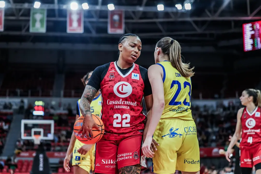 Tanaya Atkinson durante el duelo liguero ante Gran Canaria. Fotograf&iacute;a: Esther Casas.
