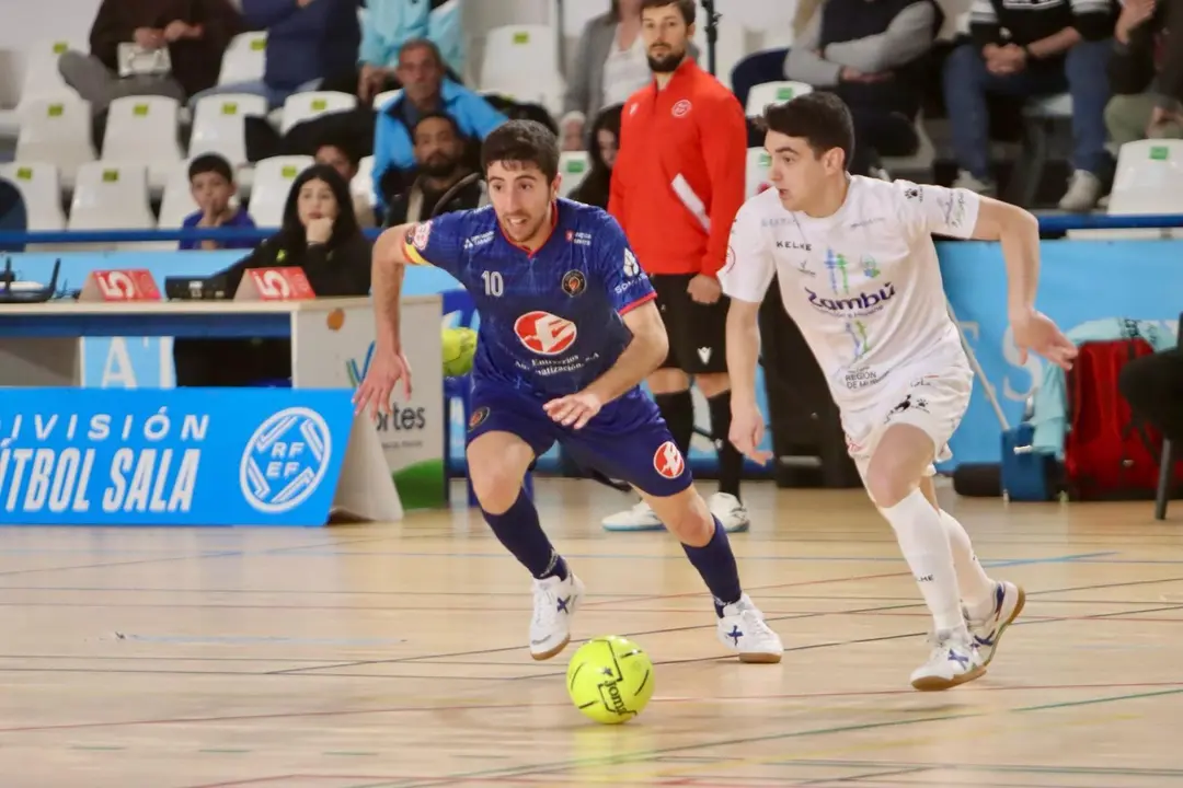 Jorge Tabuenca trata de robar un bal&oacute;n en el duelo ante Pinatar. Fotograf&iacute;a: Andrea Royo L&oacute;pez. 
