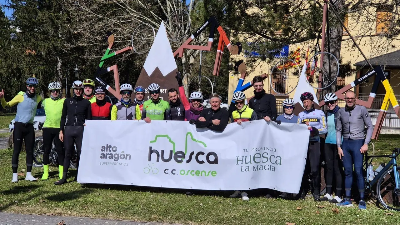 Los aficionados al ciclismo del CC Oscense posando en Sabi&ntilde;&aacute;nigo. Foto: Cedida