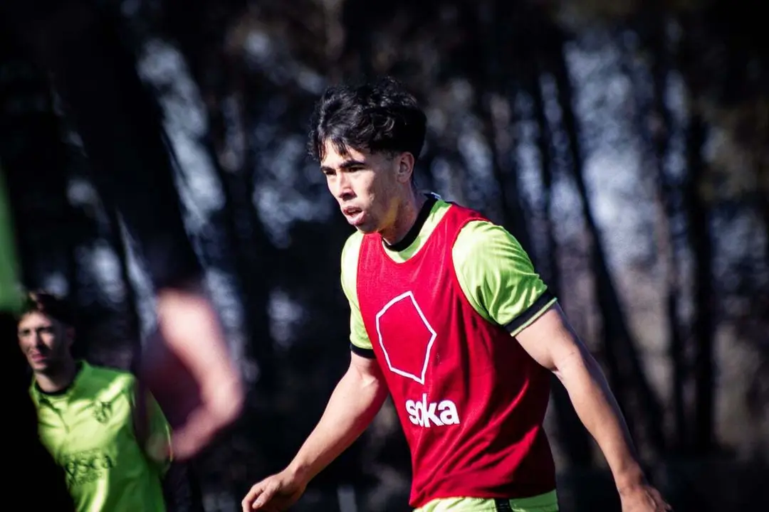Jaime Escario en un entrenamiento con el primer equipo del Huesca. Foto: SDHuesca