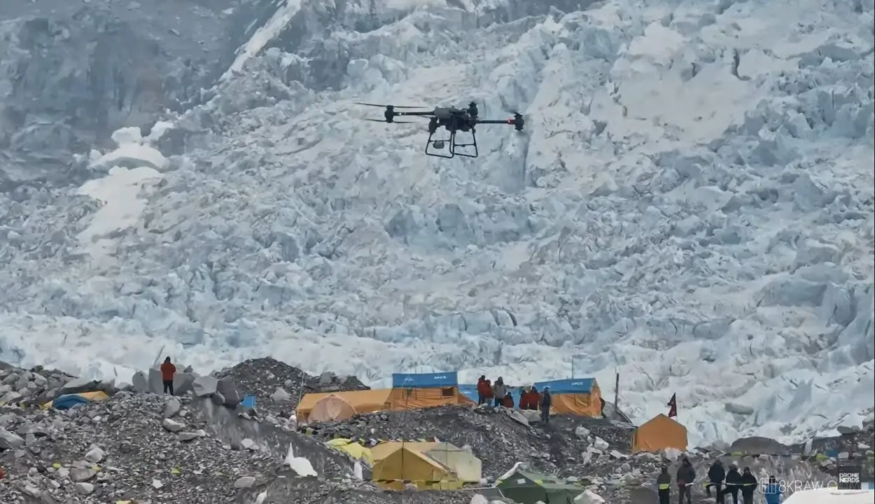 El dron de carga DJI Flycart 30 en el Everest la primavera pasada. Foto: DJI