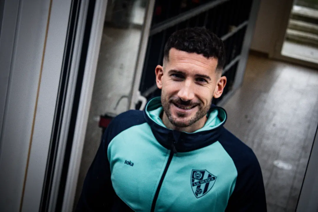 &Oacute;scar Sielva sonr&iacute;e antes de subir al autob&uacute;s. Foto: SD Huesca