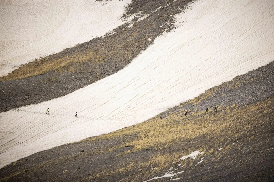 Corredores en una anterior edici&oacute;n del GMMB cruzan una lengua de nieve direcci&oacute;n a la meta. Foto: Cedida