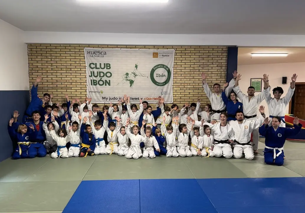 Foto de familia tras la actividad. Fotograf&iacute;a: Escuela Club Ib&oacute;n
