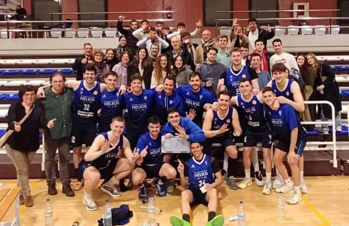 El CN Helios celebrando con su afici&oacute;n con una foto de familia el vital triunfo liguero. Fotograf&iacute;a: CN Helios.