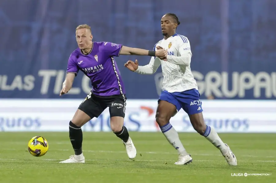 Jair, ante Obolskii en La Romareda (Foto: LaLiga).