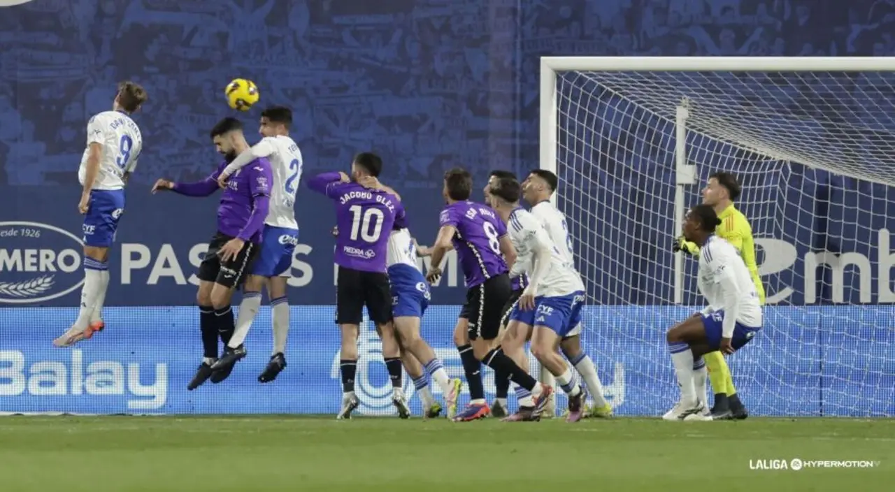 Imagen del gol encajado de c&oacute;rner por el Real Zaragoza ante el C&oacute;rdoba. Fotograf&iacute;a: LaLiga.