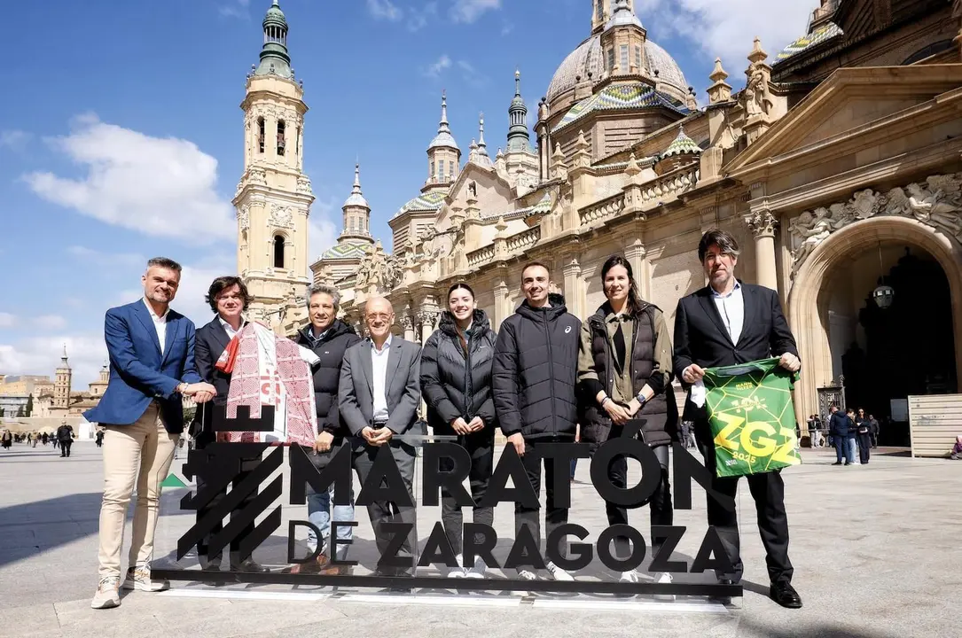 Foto de familia en la Plaza del Pilar de las distintas personalidades que han presentado el XVIII Marat&oacute;n de Zaragoza en el Ayuntamiento. Fotograf&iacute;a:  Ayuntamiento de Zaragoza.