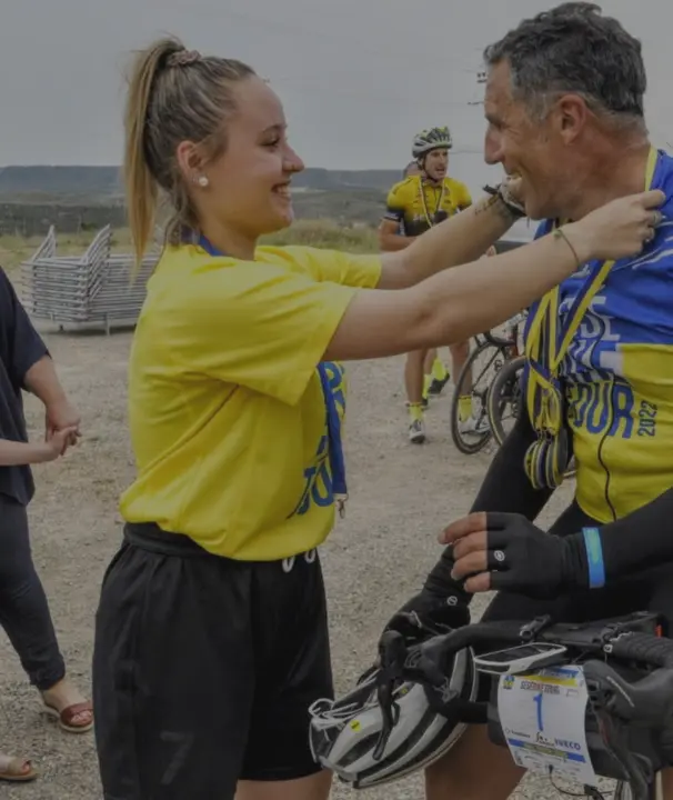 Una voluntaria le da una medalla de 'finisher' a Miguel Indur&aacute;in en una anterior edici&oacute;n de la Ses&eacute; Bike Tour. Foto: Cedida