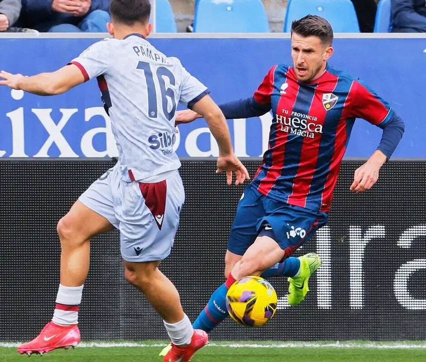 Gerard Valent&iacute;n jugando ante el Levante intenta un regate. Foto: SD Huesca