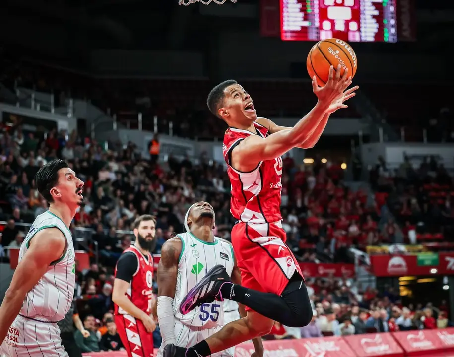 Bell-Haynes, finalizando a canasta en la gran victoria ante Unicaja (84-69). Fotograf&iacute;a: Casademont Zaragoza