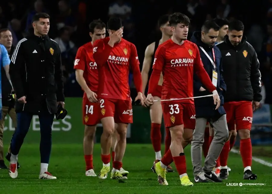 Los jugadores del Real Zaragoza abandonan cabizbajos el Sardinero (Foto: LaLiga).