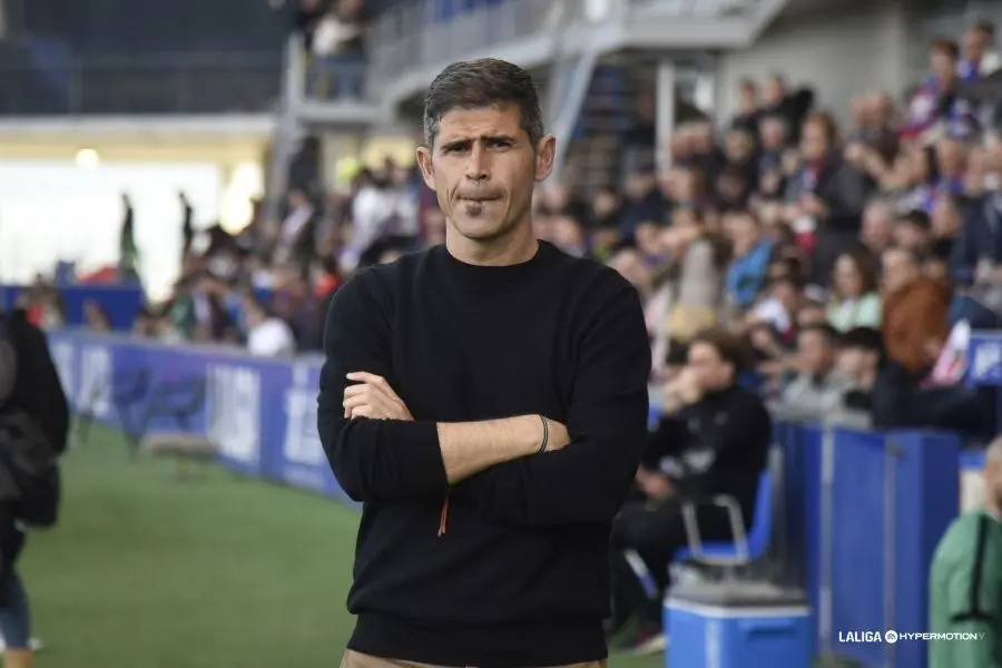 Hidalgo, pensativo en el Huesca - Sporting. Foto: LaLiga