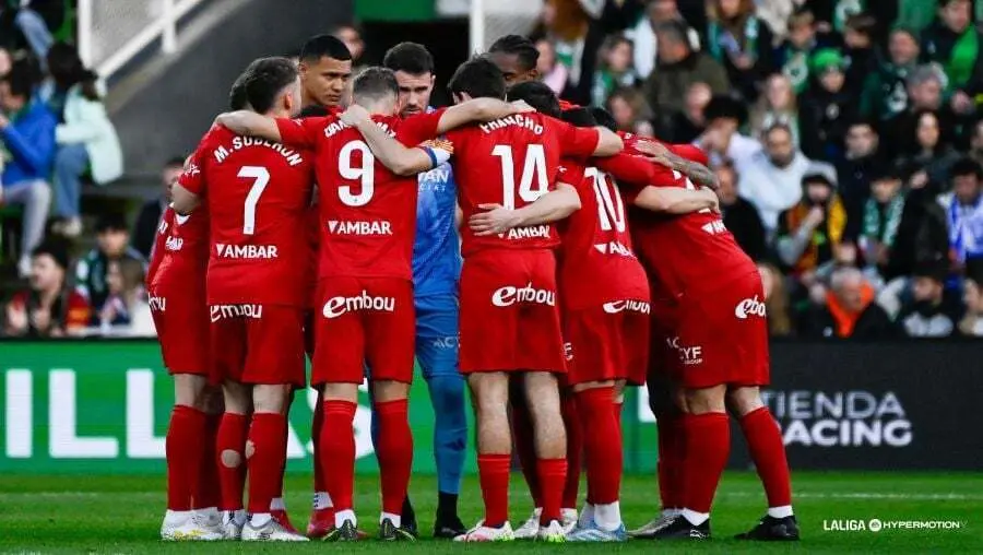 El Real Zaragoza haciendo pi&ntilde;a antes del duelo ante el Racing de Santander. Fotograf&iacute;a: LaLiga.