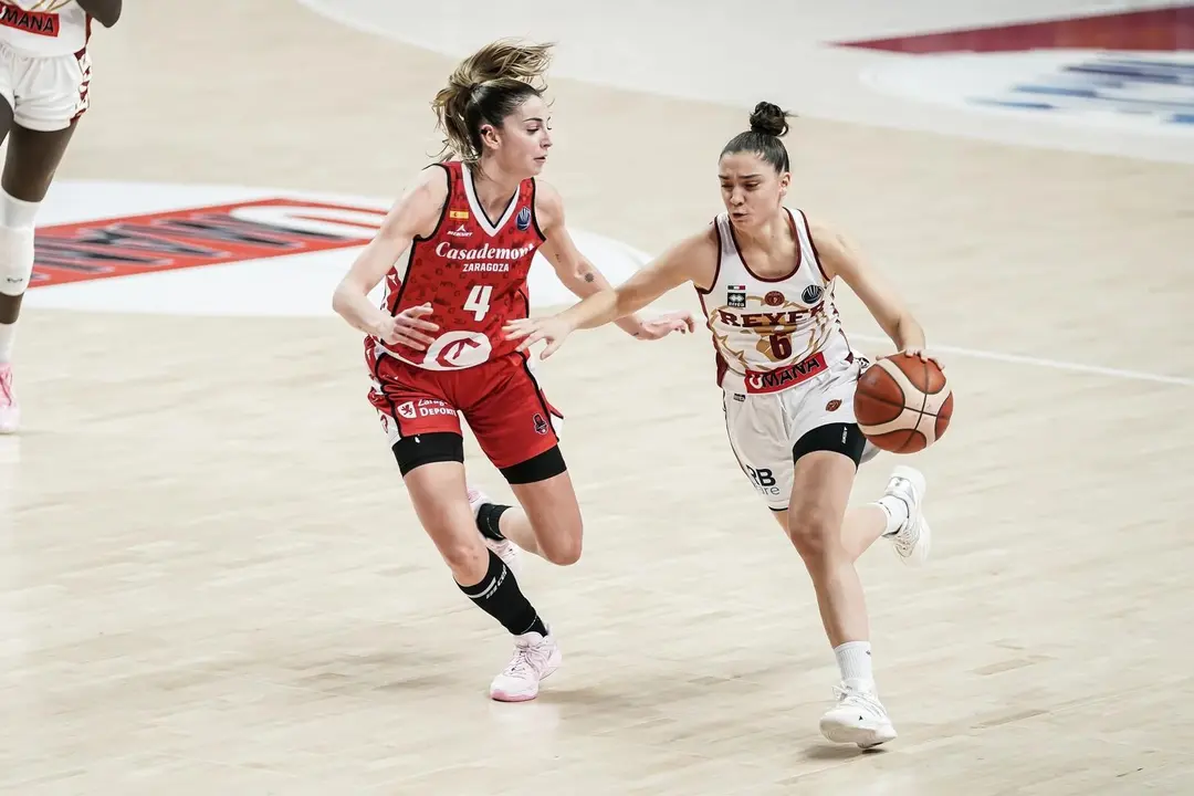 Mariona Ortiz trata de robar el bal&oacute;n a Matilde Villa. Fotograf&iacute;a: FIBA.