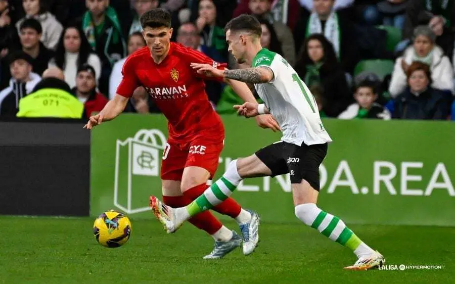 Ra&uacute;l Guti pugna por un bal&oacute;n ante el Racing de Santander. Fotograf&iacute;a: LaLiga.